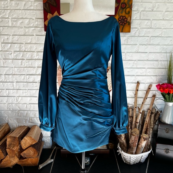 Stunning Backless Satin dress - Picture 3 of 11